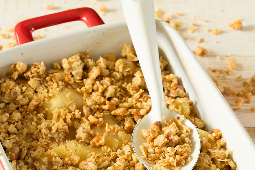 Crumble in een schaal met fruit onderop